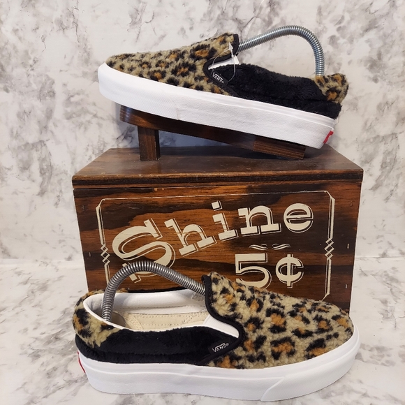 Vans Shoes - 🆕️brand new vans leopard sherpa slip on